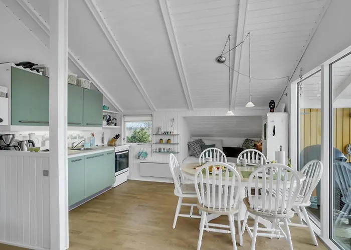 Lovely In With Kitchen Feriehus